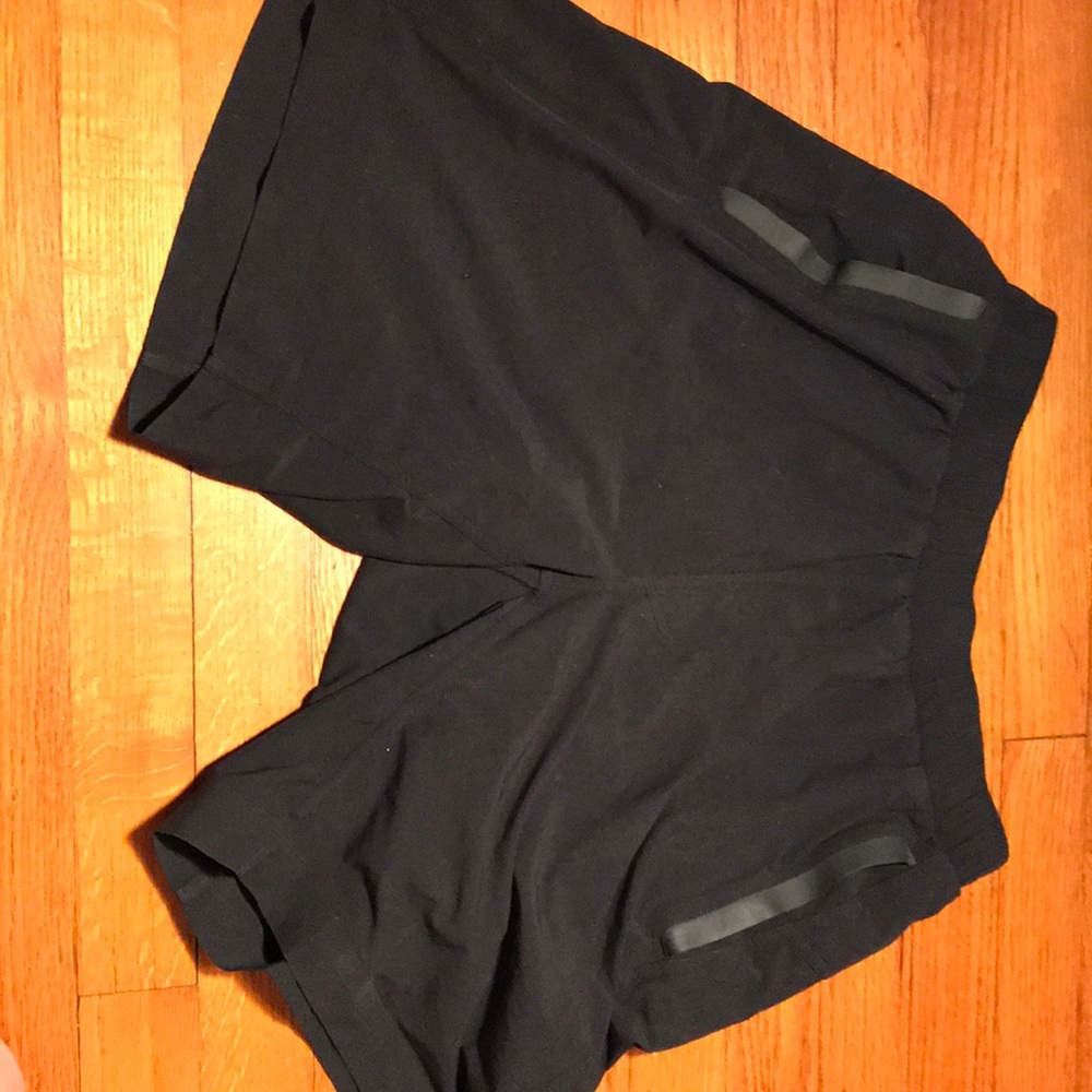 Men’s small lulu shorts